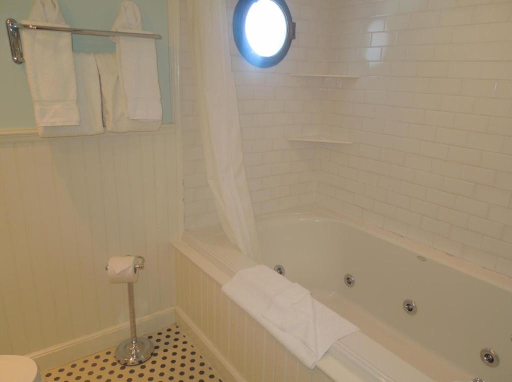 Anchor Inn Beach House Провинстаун Номер фото
