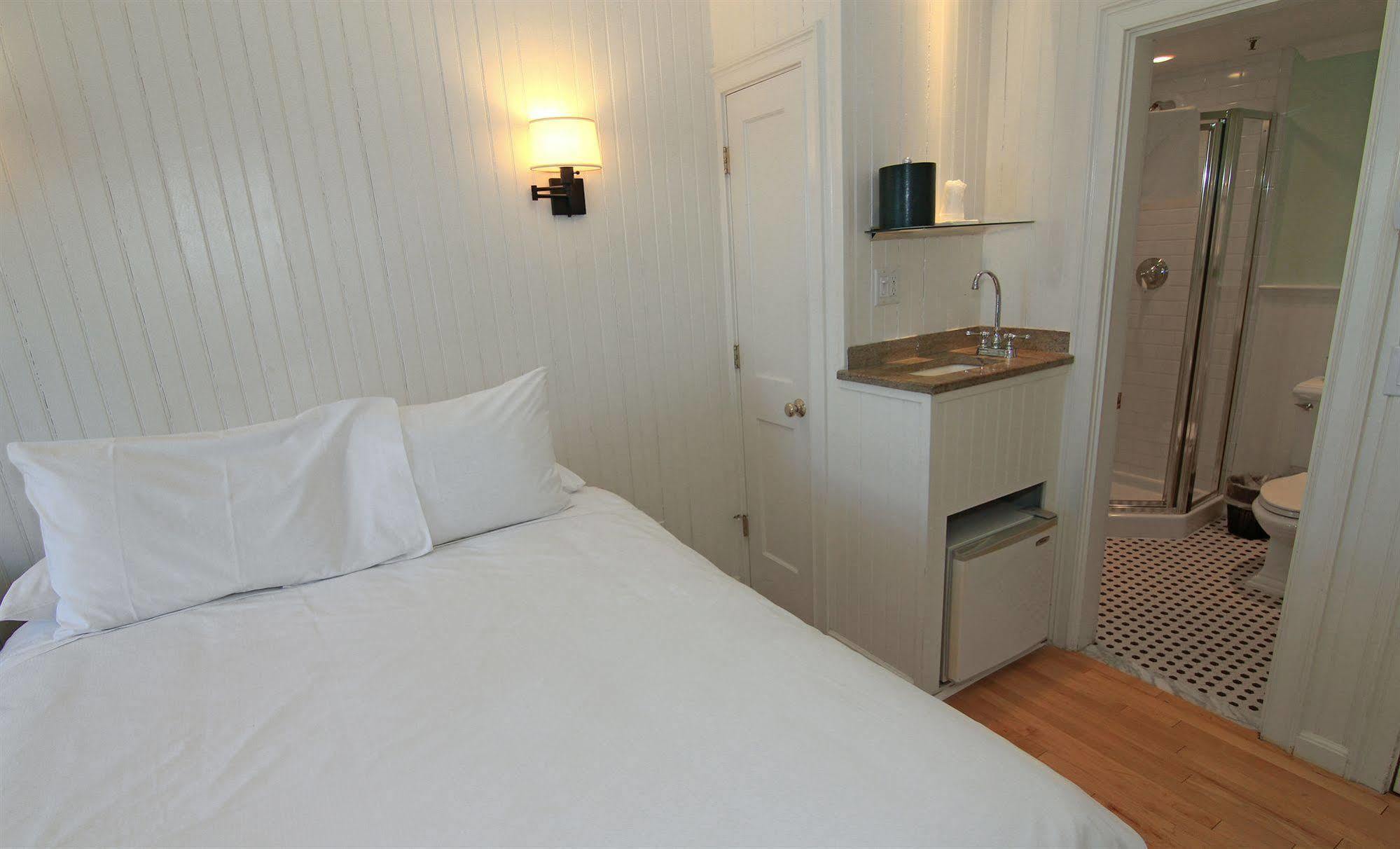 Anchor Inn Beach House Провинстаун Экстерьер фото